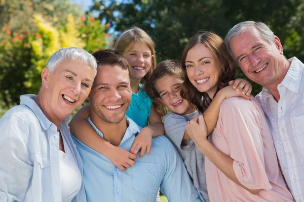 Família se abraçando e demonstrando apoio emocional